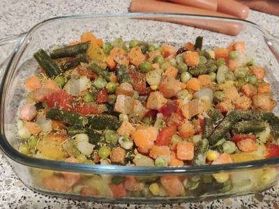 Dešrelės su daržovėmis ir bulvėmis po sūriu Žingsnis 4