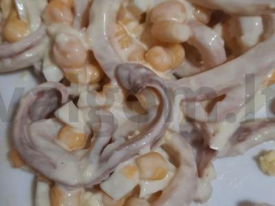 Sotūs salotas su kalmarais pagrindine nuotrauka