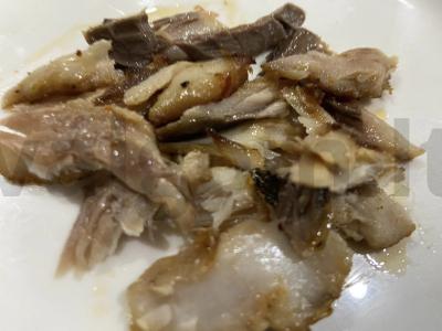 Salotos su rūkytomis skumbrėmis, sūriu ir petražolėmis Žingsnis 1