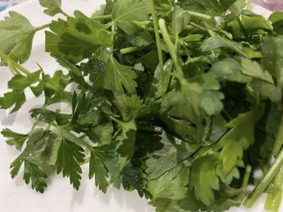 Salotos su rūkytomis skumbrėmis, sūriu ir petražolėmis Žingsnis 2