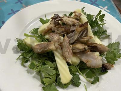 Salotos su rūkytomis skumbrėmis, sūriu ir petražolėmis Žingsnis 5