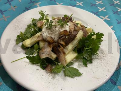 Salotos su rūkytomis skumbrėmis, sūriu ir petražolėmis pagrindine nuotrauka