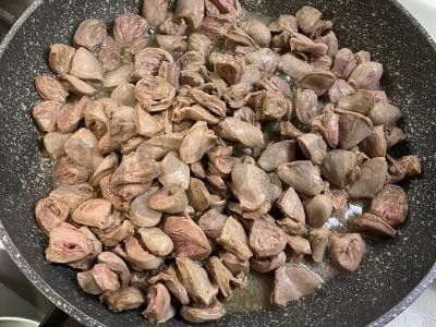 Vištienos širdelės grietinėje su grybais Žingsnis 1