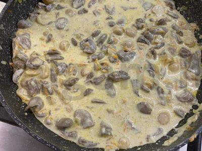 Vištienos širdelės grietinėje su grybais Žingsnis 4