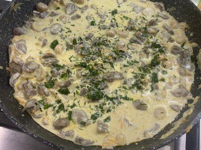 Vištienos širdelės grietinėje su grybais pagrindine nuotrauka