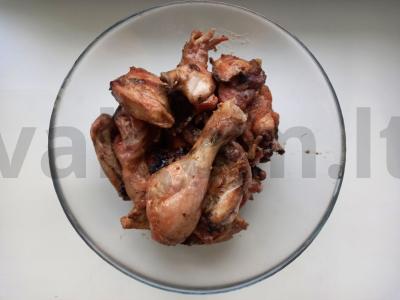 Vištiena, marinuota majoneze ir sojų padaže pagrindine nuotrauka