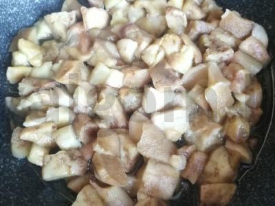 Bulvės su sūrio-grybų padažu Žingsnis 1