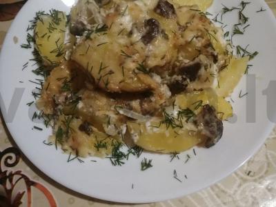 Bulvės su sūrio-grybų padažu pagrindine nuotrauka