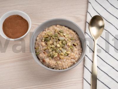 Avižinė košė su obuolių tyre ir moliūgų sėklomis pagrindine nuotrauka