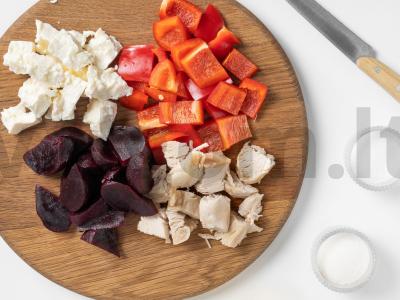 Salotos su burokėliais, kalakutienos filė ir nerafinuotu saulėgrąžų aliejumi Žingsnis 1