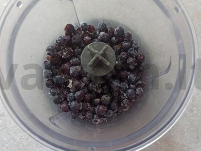 Mėlynių ir serbentų gėrimas su medumi Žingsnis 1