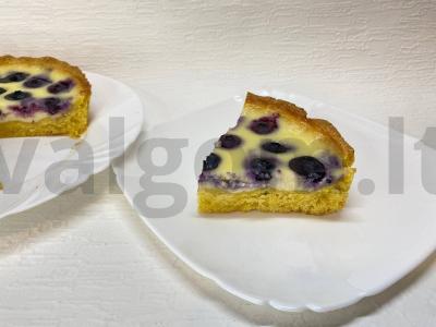 Atviras pyragas su švelniu grietinės užpilu ir mėlynėmis pagrindine nuotrauka