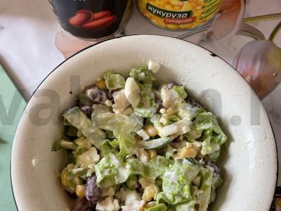 Skanus salotas su raudonaisiais pupelėmis ir kukurūzais pagrindine nuotrauka