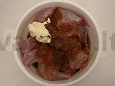 Troškintas triušis su mėtomis lėtoje viryklėje Žingsnis 1