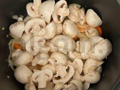 Troškintas triušis su mėtomis lėtoje viryklėje Žingsnis 2