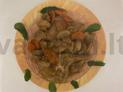 Troškintas triušis su mėtomis lėtoje viryklėje pagrindine nuotrauka