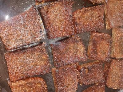 Sumuštiniai su šprotų ir marinuotais agurkais ant borodinų duonos Žingsnis 1