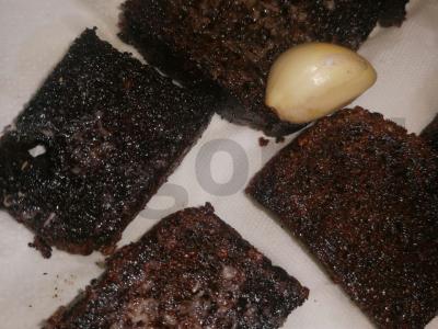 Sumuštiniai su šprotų ir marinuotais agurkais ant borodinų duonos Žingsnis 2