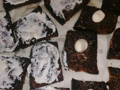 Sumuštiniai su šprotų ir marinuotais agurkais ant borodinų duonos Žingsnis 3