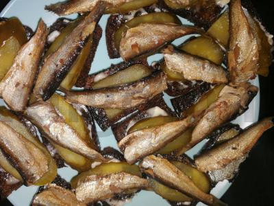 Sumuštiniai su šprotų ir marinuotais agurkais ant borodinų duonos Žingsnis 5