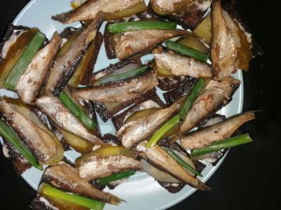 Sumuštiniai su šprotų ir marinuotais agurkais ant borodinų duonos pagrindine nuotrauka