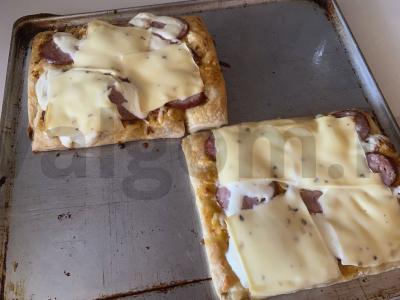 Oro picos su kreminiu sūriu ir rūkytomis dešromis pagrindine nuotrauka