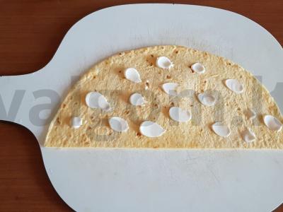 Tortilija su raudona žuvimi skaniam užkandžiui Žingsnis 1