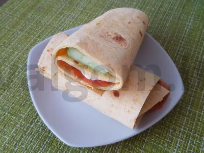 Tortilija su raudona žuvimi skaniam užkandžiui pagrindine nuotrauka