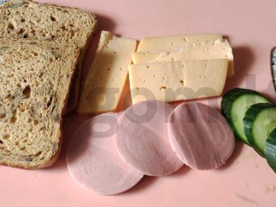 Kanarė su dešra, sūriu ir agurku Žingsnis 2