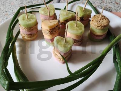 Kanarė su dešra, sūriu ir agurku pagrindine nuotrauka