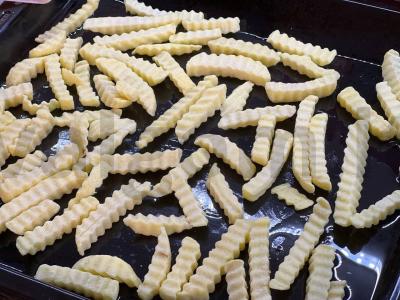 Raudonojo tuno steikas su baziliko holandiečiu ir rievėtu bulvių fri po parmezano sūriu Žingsnis 1