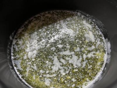 Raudonojo tuno steikas su baziliko holandiečiu ir rievėtu bulvių fri po parmezano sūriu Žingsnis 3