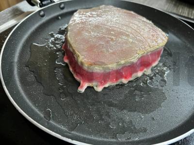 Raudonojo tuno steikas su baziliko holandiečiu ir rievėtu bulvių fri po parmezano sūriu Žingsnis 4