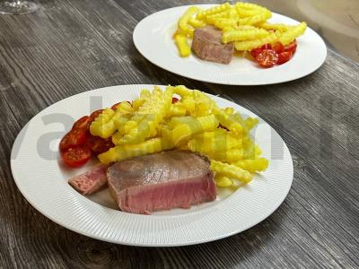 Raudonojo tuno steikas su baziliko holandiečiu ir rievėtu bulvių fri po parmezano sūriu pagrindine nuotrauka