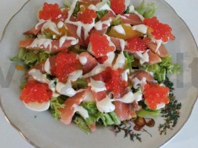 Originalus lašišos, persimonų, žalumynų salotas su varškės mase pagrindine nuotrauka