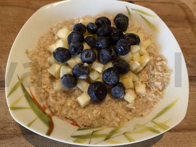 Avižų košė vandenyje su mėlynėmis Žingsnis 4