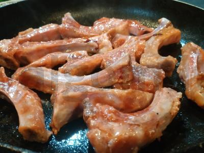 Kiaulienos šonkauliukai keptuvėje pagal namų receptą Žingsnis 3