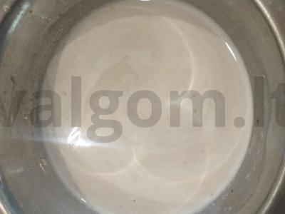 Nuostabus purūs velykinis pyragas su mielėmis ir razinomis Žingsnis 1