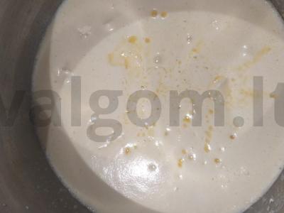 Nuostabus purūs velykinis pyragas su mielėmis ir razinomis Žingsnis 4