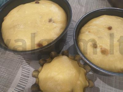 Nuostabus purūs velykinis pyragas su mielėmis ir razinomis Žingsnis 7