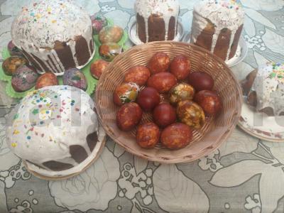 Nuostabus purūs velykinis pyragas su mielėmis ir razinomis Žingsnis 8