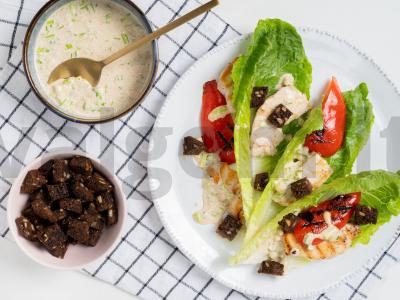 Kalakutienos filė salotos su salotų lapais Žingsnis 4