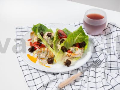 Kalakutienos filė salotos su salotų lapais pagrindine nuotrauka