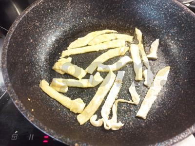 Kepti tešlos gabaliukai su sūriu karamelė ir sezamu Žingsnis 3