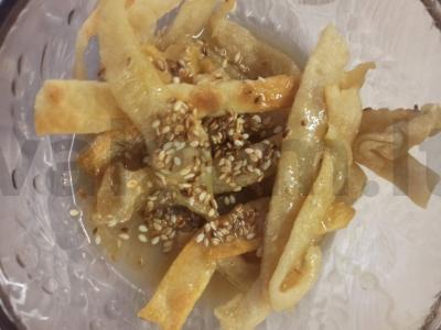 Kepti tešlos gabaliukai su sūriu karamelė ir sezamu pagrindine nuotrauka