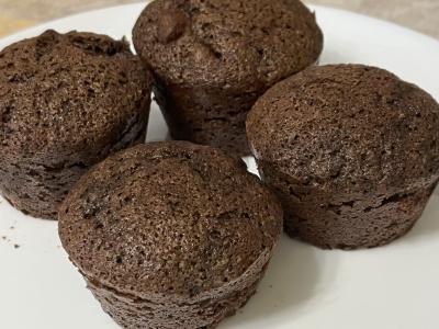 Šokoladiniai keksiukai su bananais pagrindine nuotrauka