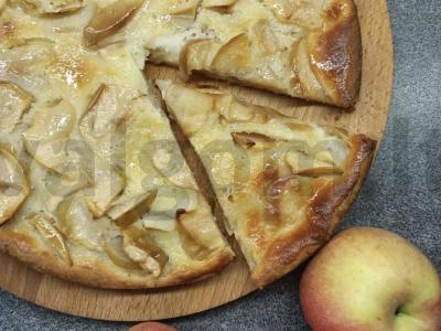 Obuolių pyragas su grietine ir ruduoju cukrumi pagrindine nuotrauka