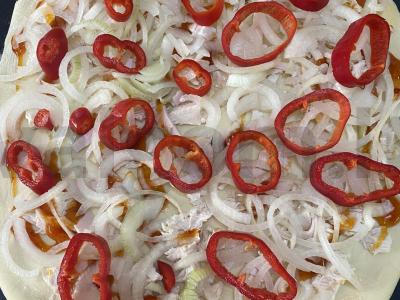 Pica su raudonaisiais pipirais ir svogūnais Žingsnis 4