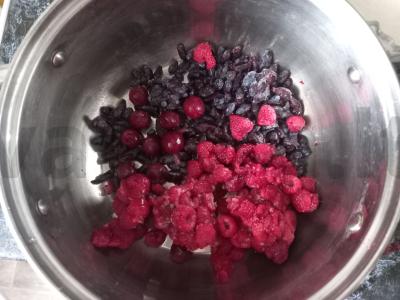 Šaltalankių, aviečių ir vyšnių kompotas Žingsnis 1