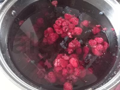 Šaltalankių, aviečių ir vyšnių kompotas Žingsnis 2